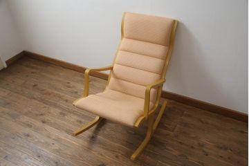 中古　天童木工(Tendo)　明るい色合いが部屋を彩るロッキングチェアとオットマンのセット(アームチェア、揺り椅子、イス、フットスツール)(定価約15万円)(R-068974)