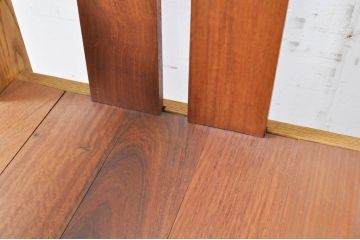 和製ビンテージ　美品　伊勢丹取り扱い　国産　職人手作り品　栗材とカリン材(花梨材)を使った高級アームチェア(板座チェア、ダイニングチェア、椅子、イス、ヴィンテージ)(R-068976)