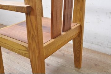 和製ビンテージ　美品　伊勢丹取り扱い　国産　職人手作り品　栗材とカリン材(花梨材)を使った高級アームチェア(板座チェア、ダイニングチェア、椅子、イス、ヴィンテージ)(R-068976)
