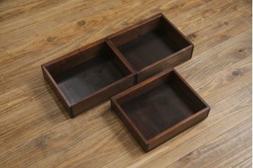 中古　美品　日光彫り　大胆にあしらわれた花の意匠が魅力的な三段小引き出し(小物収納、卓上収納)(R-068977)