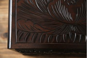 中古　美品　日光彫り　大胆にあしらわれた花の意匠が魅力的な三段小引き出し(小物収納、卓上収納)(R-068977)