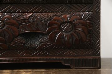 中古　美品　日光彫り　大胆にあしらわれた花の意匠が魅力的な三段小引き出し(小物収納、卓上収納)(R-068977)