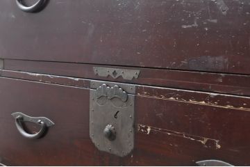和製アンティーク　漆塗り　味わい深い佇まいが魅力の二本松箪笥(重ね箪笥、時代箪笥、和タンス、衣装たんす、整理タンス、収納タンス、引き出し)(R-068997)