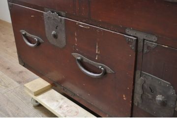 和製アンティーク　漆塗り　味わい深い佇まいが魅力の二本松箪笥(重ね箪笥、時代箪笥、和タンス、衣装たんす、整理タンス、収納タンス、引き出し)(R-068997)