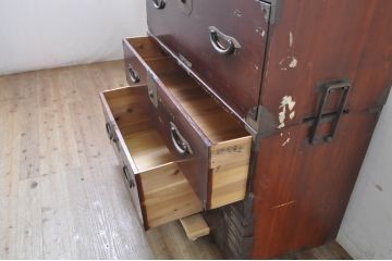 和製アンティーク　漆塗り　味わい深い佇まいが魅力の二本松箪笥(重ね箪笥、時代箪笥、和タンス、衣装たんす、整理タンス、収納タンス、引き出し)(R-068997)