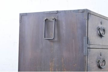 和製アンティーク　前面欅(ケヤキ)材　使い込まれた風合いが味わい深い二段重ね二本松箪笥(引き出し、衣装箪笥、整理タンス、時代箪笥、収納たんす)(R-069000)