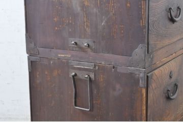 和製アンティーク　前面欅(ケヤキ)材　使い込まれた風合いが味わい深い二段重ね二本松箪笥(引き出し、衣装箪笥、整理タンス、時代箪笥、収納たんす)(R-069000)