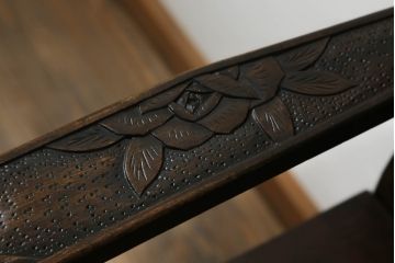 中古　伝統工芸　軽井沢彫り　和モダンな佇まいが魅力のアームチェア2脚セット(板座チェア、ダイニングチェア、椅子、イス)(R-069001)