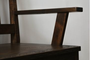 中古　伝統工芸　軽井沢彫り　和モダンな佇まいが魅力のアームチェア2脚セット(板座チェア、ダイニングチェア、椅子、イス)(R-069001)