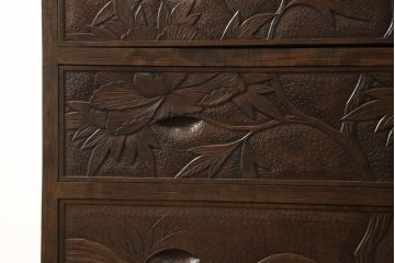 中古　美品　伝統工芸　軽井沢彫り　大胆な牡丹の彫刻が美しい衣装盆付き和タンス(衣装箪笥、引き出し、チェスト、着物箪笥、収納たんす)(R-069004)