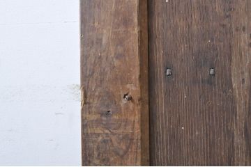 アンティーク建具　栗材　ヒノキ材　裏側の鉄格子が厳格な印象を与える蔵戸1枚(引き戸、玄関戸)(R-069020)
