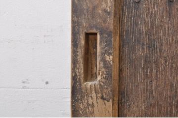 アンティーク建具　栗材　ヒノキ材　裏側の鉄格子が厳格な印象を与える蔵戸1枚(引き戸、玄関戸)(R-069020)
