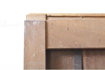 アンティーク建具　栗材　ヒノキ材　裏側の鉄格子が厳格な印象を与える蔵戸1枚(引き戸、玄関戸)(R-069020)