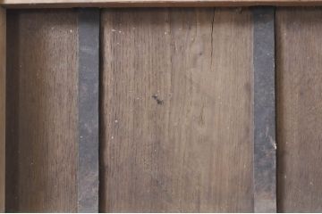 アンティーク建具　栗材　ヒノキ材　裏側の鉄格子が厳格な印象を与える蔵戸1枚(引き戸、玄関戸)(R-069020)