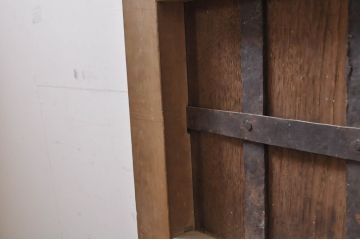 アンティーク建具　栗材　ヒノキ材　裏側の鉄格子が厳格な印象を与える蔵戸1枚(引き戸、玄関戸)(R-069020)