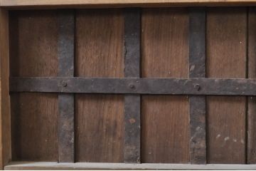 アンティーク建具　栗材　ヒノキ材　裏側の鉄格子が厳格な印象を与える蔵戸1枚(引き戸、玄関戸)(R-069020)
