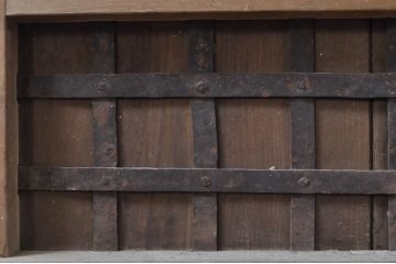 アンティーク建具　栗材　ヒノキ材　裏側の鉄格子が厳格な印象を与える蔵戸1枚(引き戸、玄関戸)(R-069020)