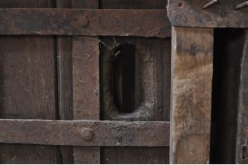 アンティーク建具　栗材　ヒノキ材　裏側の鉄格子が厳格な印象を与える蔵戸1枚(引き戸、玄関戸)(R-069020)