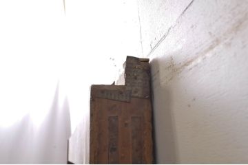 アンティーク建具　栗材　ヒノキ材　裏側の鉄格子が厳格な印象を与える蔵戸1枚(引き戸、玄関戸)(R-069020)