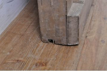 アンティーク建具　栗材　ヒノキ材　裏側の鉄格子が厳格な印象を与える蔵戸1枚(引き戸、玄関戸)(R-069020)