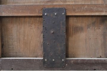 アンティーク建具　総欅(ケヤキ)材　新潟産　経年を感じさせる木味が魅力な一枚板の蔵戸1枚(引き戸、玄関戸)(R-069022)
