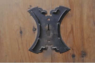 アンティーク建具　総欅(ケヤキ)材　枠欅(ケヤキ)材、板ヒノキ材　落ち着いた和の雰囲気を醸し出す蔵戸1枚(引き戸、玄関戸)(R-069023)
