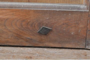 アンティーク建具　総欅(ケヤキ)材　枠欅(ケヤキ)材、板ヒノキ材　落ち着いた和の雰囲気を醸し出す蔵戸1枚(引き戸、玄関戸)(R-069023)