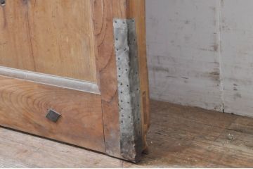 アンティーク建具　総欅(ケヤキ)材　枠欅(ケヤキ)材、板ヒノキ材　落ち着いた和の雰囲気を醸し出す蔵戸1枚(引き戸、玄関戸)(R-069023)