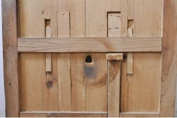 アンティーク建具　総欅(ケヤキ)材　枠欅(ケヤキ)材、板ヒノキ材　落ち着いた和の雰囲気を醸し出す蔵戸1枚(引き戸、玄関戸)(R-069023)