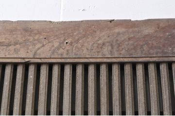 アンティーク建具　総欅(ケヤキ)材　重厚感のある佇まいが魅力の格子蔵戸1枚(引き戸、玄関戸)(R-069024)