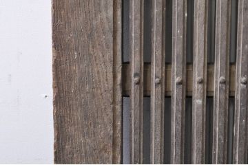 アンティーク建具　総欅(ケヤキ)材　重厚感のある佇まいが魅力の格子蔵戸1枚(引き戸、玄関戸)(R-069024)