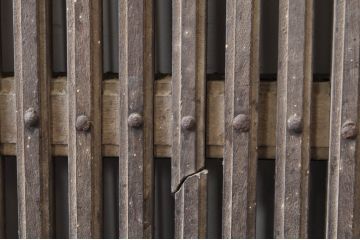 アンティーク建具　総欅(ケヤキ)材　重厚感のある佇まいが魅力の格子蔵戸1枚(引き戸、玄関戸)(R-069024)