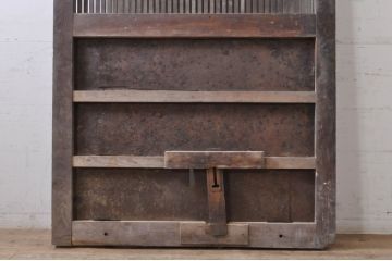 アンティーク建具　総欅(ケヤキ)材　重厚感のある佇まいが魅力の格子蔵戸1枚(引き戸、玄関戸)(R-069024)