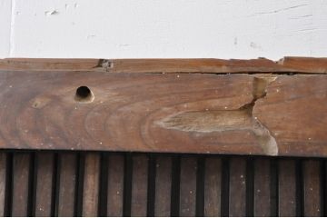アンティーク建具　総欅(ケヤキ)材　重厚感のある佇まいが魅力の格子蔵戸1枚(引き戸、玄関戸)(R-069024)