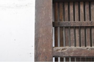 アンティーク建具　総欅(ケヤキ)材　重厚感のある佇まいが魅力の格子蔵戸1枚(引き戸、玄関戸)(R-069024)