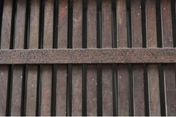 アンティーク建具　総欅(ケヤキ)材　重厚感のある佇まいが魅力の格子蔵戸1枚(引き戸、玄関戸)(R-069024)