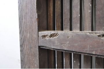 アンティーク建具　総欅(ケヤキ)材　重厚感のある佇まいが魅力の格子蔵戸1枚(引き戸、玄関戸)(R-069024)
