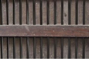 アンティーク建具　総欅(ケヤキ)材　重厚感のある佇まいが魅力の格子蔵戸1枚(引き戸、玄関戸)(R-069024)