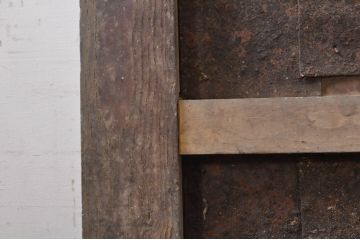 アンティーク建具　総欅(ケヤキ)材　重厚感のある佇まいが魅力の格子蔵戸1枚(引き戸、玄関戸)(R-069024)