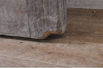 アンティーク建具　総欅(ケヤキ)材　重厚感のある佇まいが魅力の格子蔵戸1枚(引き戸、玄関戸)(R-069024)