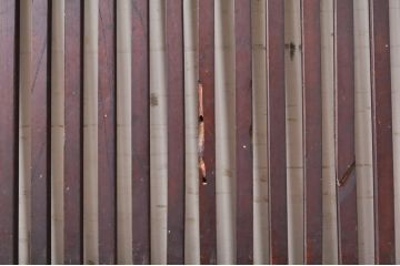アンティーク建具　特大!!　総欅(ケヤキ)材　漆塗りが美しい格子蔵戸1枚(引き戸、格子戸、玄関戸)(R-069027)