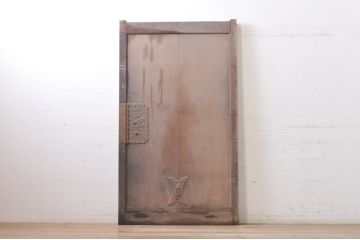 アンティーク建具　欅(ケヤキ)材　龍の金具がアクセントの和の趣溢れる蔵戸1枚(引き戸、玄関戸)(R-069028)