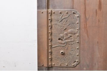 アンティーク建具　欅(ケヤキ)材　龍の金具がアクセントの和の趣溢れる蔵戸1枚(引き戸、玄関戸)(R-069028)