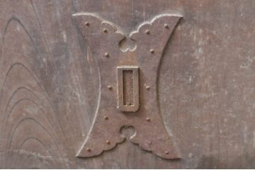 アンティーク建具　欅(ケヤキ)材　龍の金具がアクセントの和の趣溢れる蔵戸1枚(引き戸、玄関戸)(R-069028)