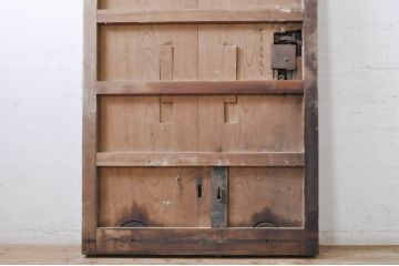アンティーク建具　欅(ケヤキ)材　龍の金具がアクセントの和の趣溢れる蔵戸1枚(引き戸、玄関戸)(R-069028)
