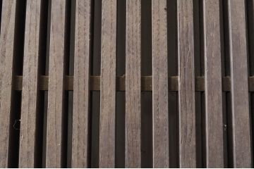 アンティーク建具　栗材　檜(ヒノキ)材　時代の流れを感じさせる木の味わいが魅力的な格子蔵戸1枚(引き戸、格子戸、玄関戸)(R-069029)