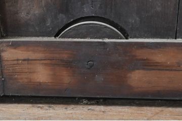 アンティーク建具　栗材　檜(ヒノキ)材　時代の流れを感じさせる木の味わいが魅力的な格子蔵戸1枚(引き戸、格子戸、玄関戸)(R-069029)