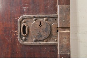 アンティーク建具　新潟産　総欅(ケヤキ)材1枚板　漆塗り　厚手　重厚感のある佇まいが魅力の蔵戸1枚(引き戸、玄関戸、一枚板)(R-069030)
