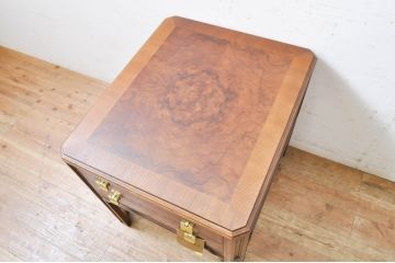 中古　DREXEL HERITAGE(ドレクセルヘリテイジ)　気品ある佇まいが高級感を醸し出すサイドテーブル(ナイトテーブル、ローテーブル、エンドテーブル、コンソールテーブル、電話台、飾り台、花台)(R-069038)