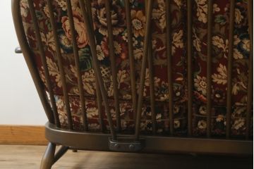 イギリスビンテージ　ERCOL(アーコール)　優雅でクラシカルな雰囲気を高める3人掛けソファ(アームソファ、3Pソファ、三人掛け、ヴィンテージ、英国、北欧)(R-069039)